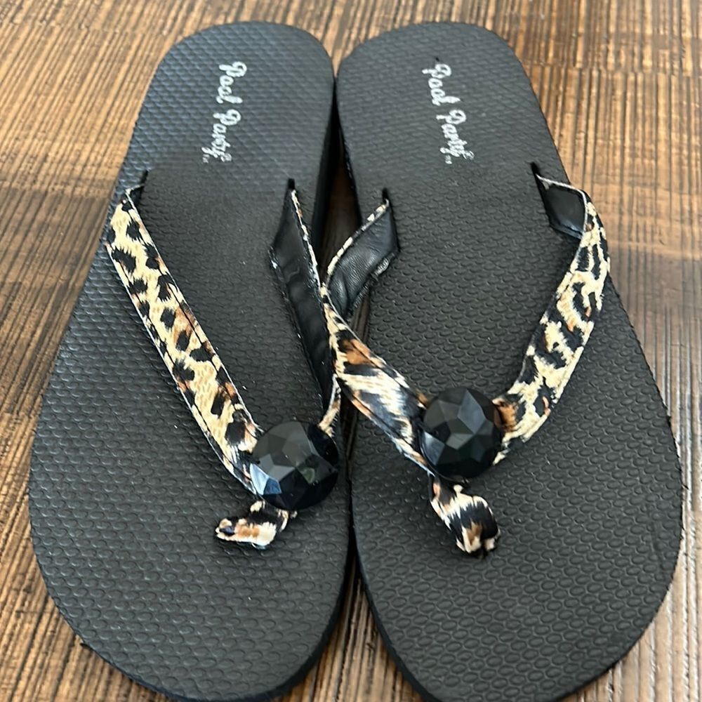 Black flip flops - pool party